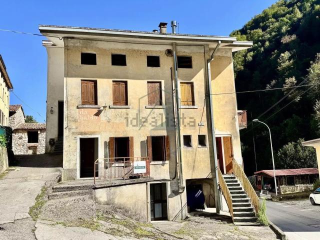 Appartamento in vendita di 167 m² in Frazione Schievenin, 103