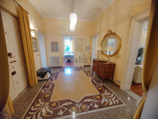 Appartamento in vendita di 168 m² in Via Dante Alighieri