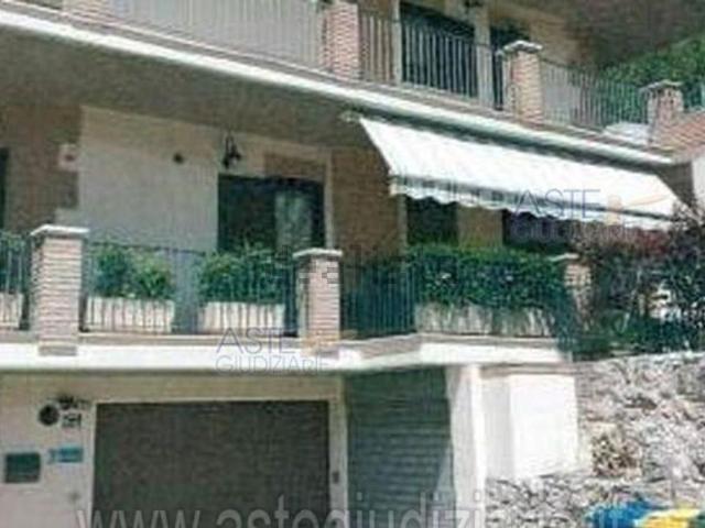 Appartamento in vendita di 168 m² in Via Lazio