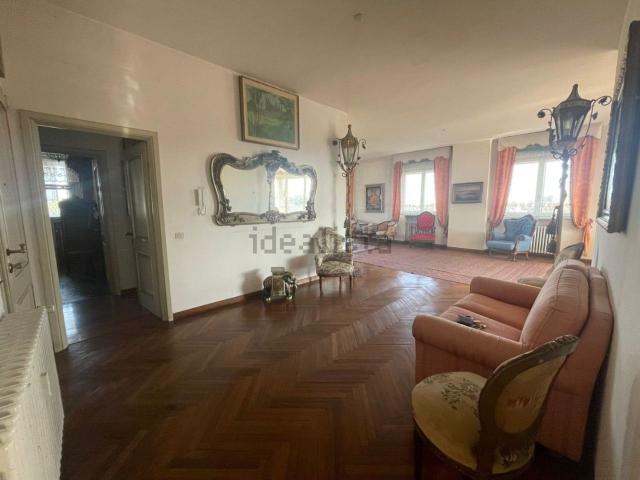 Appartamento in vendita di 168 m² in Viale Monte Grappa