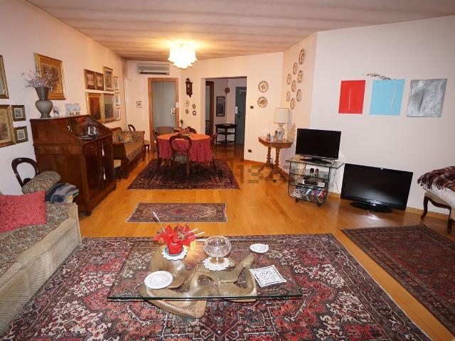 Appartamento in vendita di 170 m² in Via C. Alberto, 46