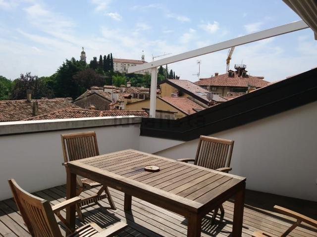 Appartamento in vendita di 170 m² in Via Gemona