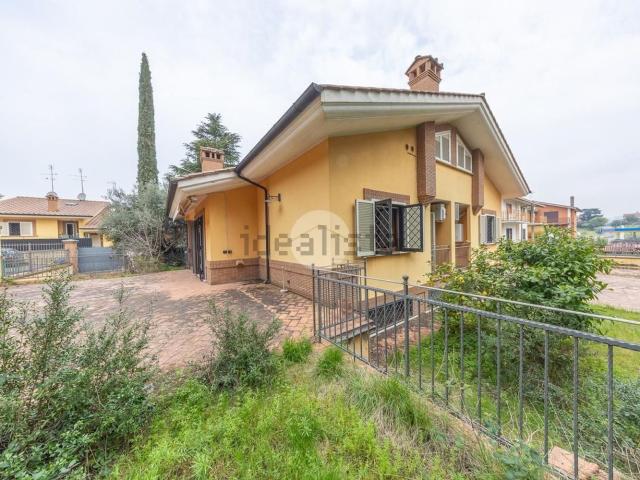 Appartamento in vendita di 170 m² in Via del Fosso dell&apos Osa, 426