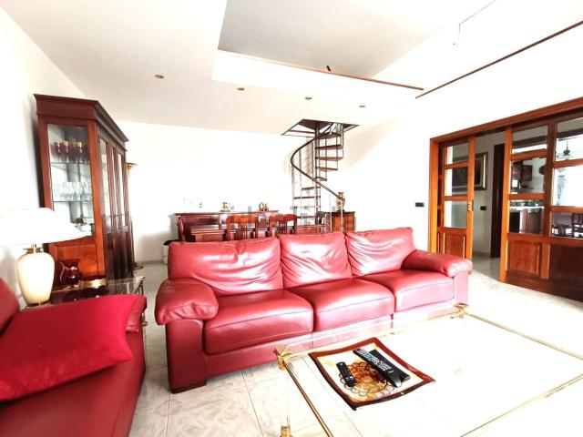 Appartamento in vendita di 170 m² in Via Filippo Naldi