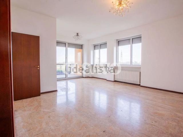 Appartamento in vendita di 170 m² in Via Sporting Mirasole, 25