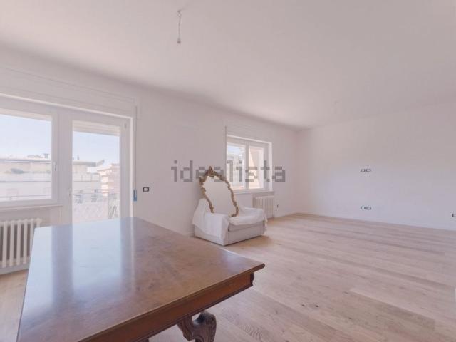 Appartamento in vendita di 170 m² in Via Raffaello Sanzio, 15