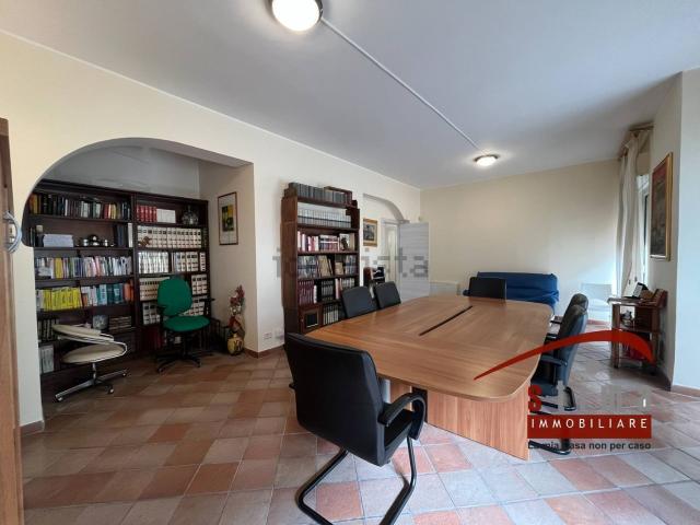 Appartamento in vendita di 170 m² in Via Tevere, 10