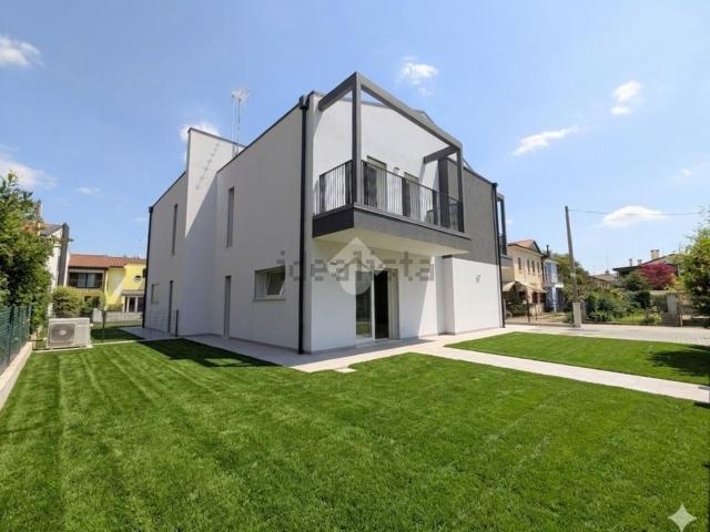 Appartamento in vendita di 170 m² in Via Zermanese, 173