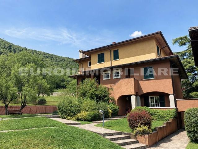 Appartamento in vendita di 170 m² in Viale della Bornata, 117