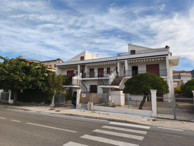Appartamento in vendita di 170 m² in Lungomare Colonnello Francesco Sirimarco, 11