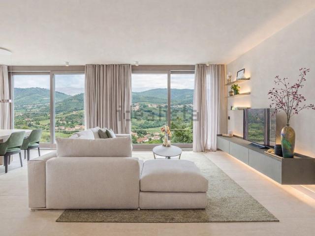 Appartamento in vendita di 171 m² in Via Cavallara