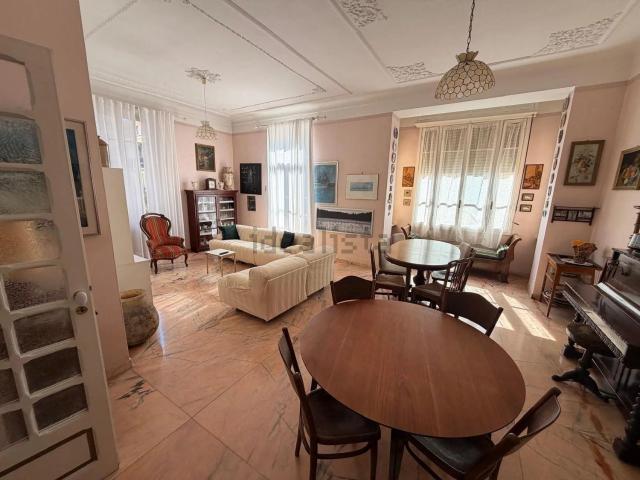 Appartamento in vendita di 171 m² in Via Cavour, 29