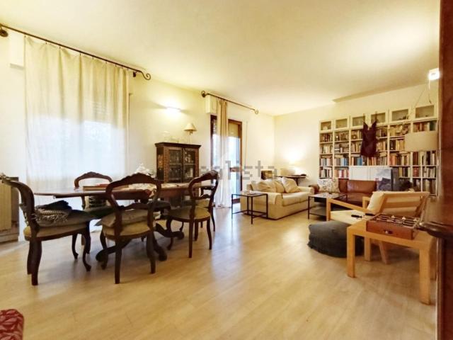 Appartamento in vendita di 171 m² in Via Abruzzo, 38