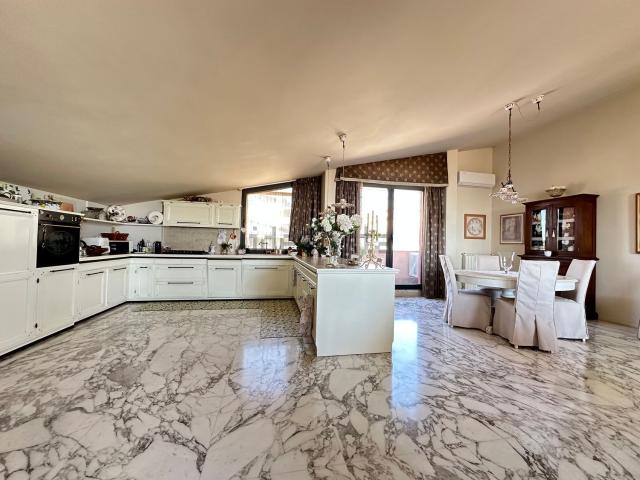 Appartamento in vendita di 172 m² in Via Levante, 48
