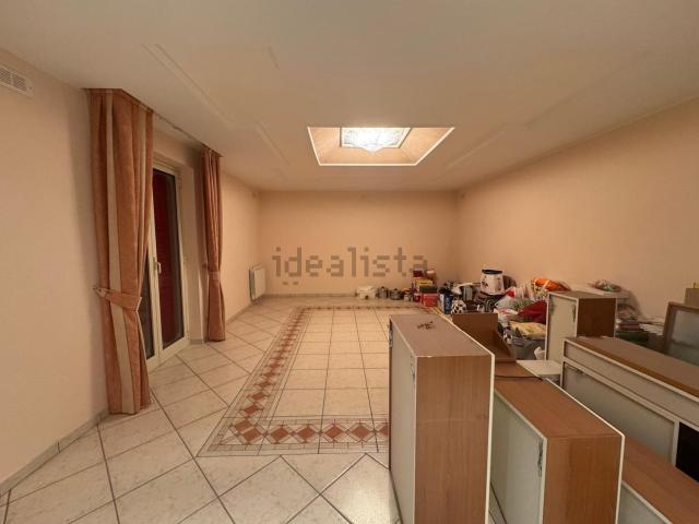 Appartamento in vendita di 173 m² in Via Ippolito Nievo