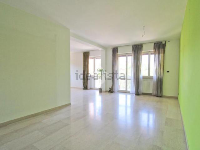 Appartamento in vendita di 173 m² in Viale Leopoldo Muzii, 100