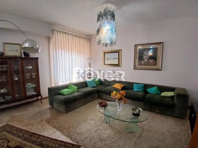 Appartamento in vendita di 174 m² in Via E. Cuzzocrea, 17