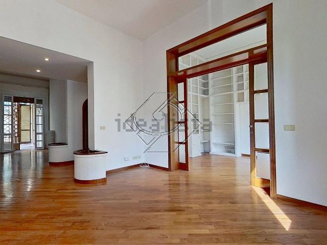 Appartamento in vendita di 175 m² in Via Giuseppe Sirtori