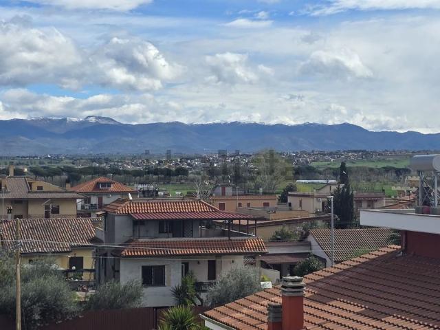 Appartamento in vendita di 175 m² in Via del Lago Regillo