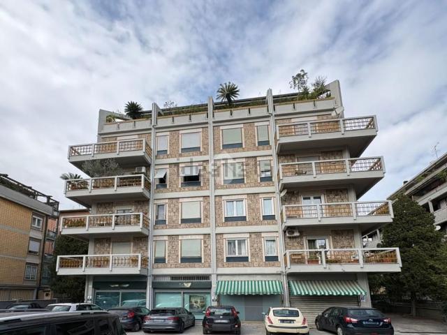 Appartamento in vendita di 175 m² in Viale Giacomo Leopardi, 8