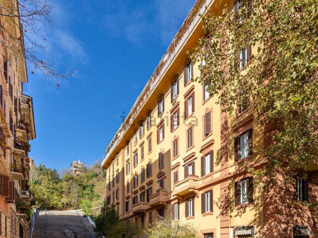Appartamento in vendita di 175 m² in Piazza Ippolito Nievo, 5