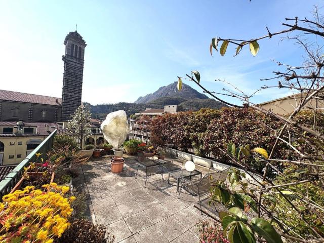 Appartamento in vendita di 177 m² in Via Costituzione