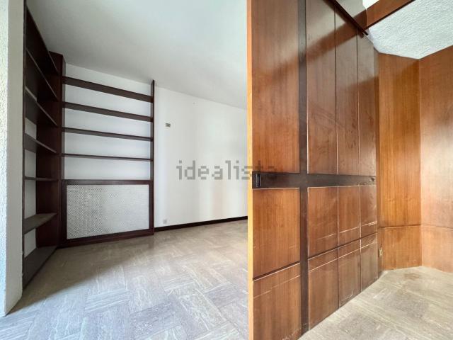 Appartamento in vendita di 177 m² in Via Martiri della Resistenza