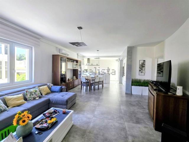 Appartamento in vendita di 178 m² in Via Abruzzo, 47
