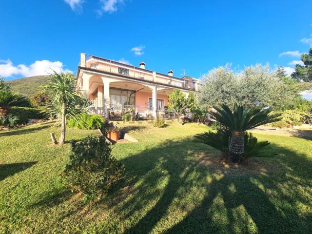 Appartamento in vendita di 178 m² in Via dei Roberti