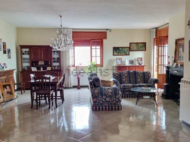 Appartamento in vendita di 178 m² in Via Valle D&apos Aosta, 3