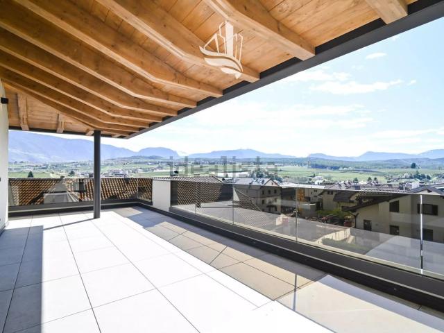 Appartamento in vendita di 179 m² in Via Caldaro