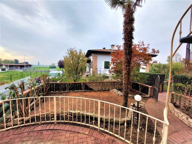 Appartamento in vendita di 179 m² in Via Ugo Foscolo