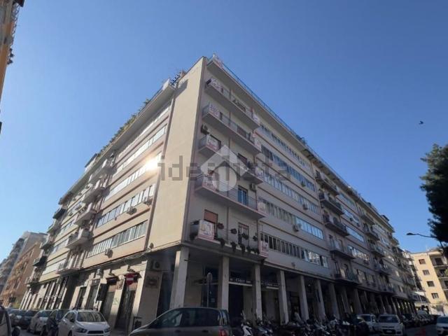 Appartamento in vendita di 180 m² in Via Enrico Onufrio, 8