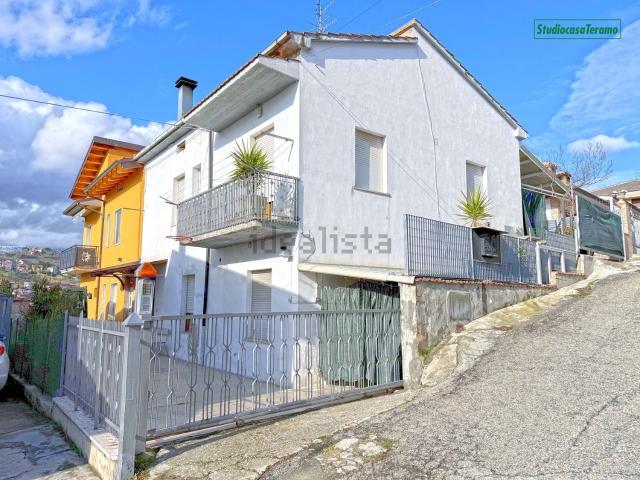 Appartamento in vendita di 180 m² in Via Monti della Laga