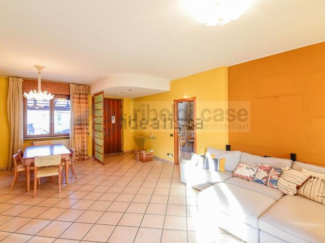 Appartamento in vendita di 180 m² in Via Ugo Foscolo, 17
