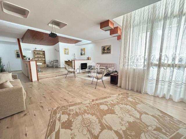 Appartamento in vendita di 180 m² in Viale Carlo Azelio Ciampi, 203