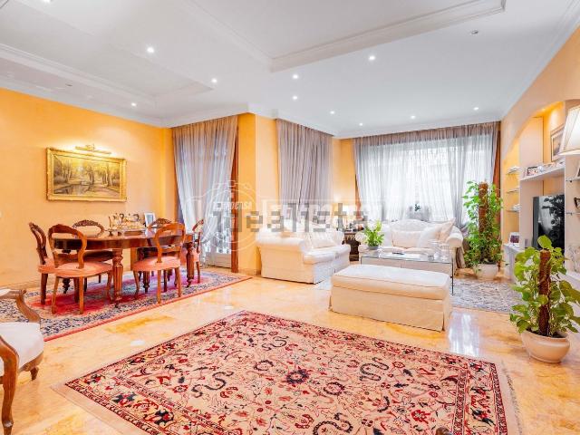 Appartamento in vendita di 180 m² in Viale dei Santi Pietro e Paolo, 36