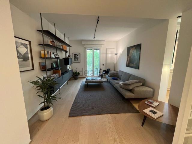 Appartamento in vendita di 180 m² in Viale Lodovico Antonio Muratori