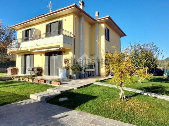 Appartamento in vendita di 180 m² in Strada Montecchio Scomparti, 54