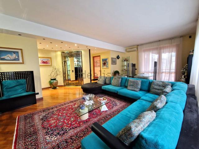 Appartamento in vendita di 181 m² in Via Marmolada, 5