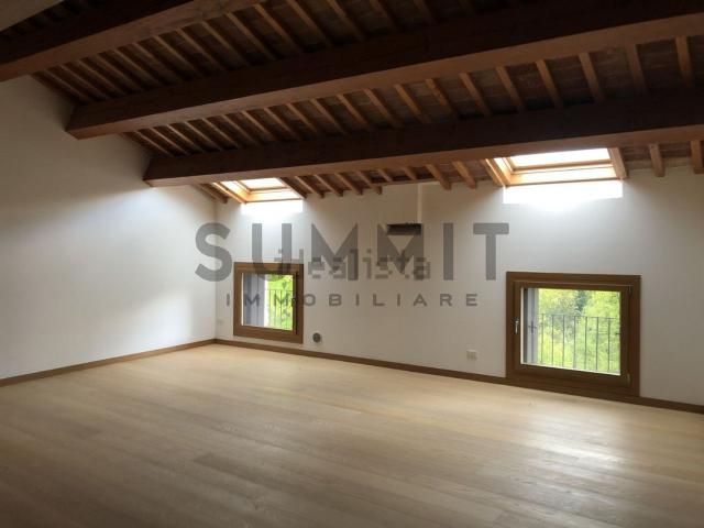 Appartamento in vendita di 181 m² in Via Romana Rompato