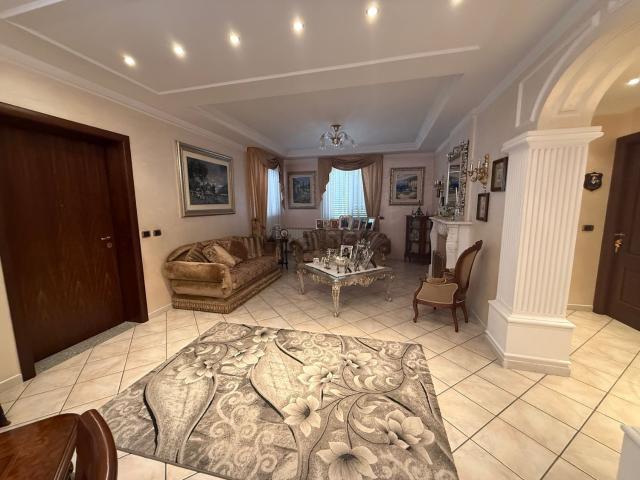 Appartamento in vendita di 181 m² in Via Vittorio Sardella, 26