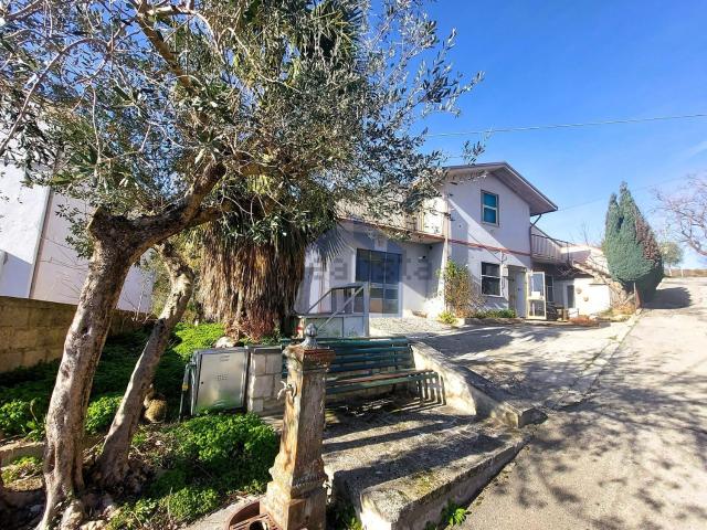 Appartamento in vendita di 181 m² in Contrada Capolegrotti, 14