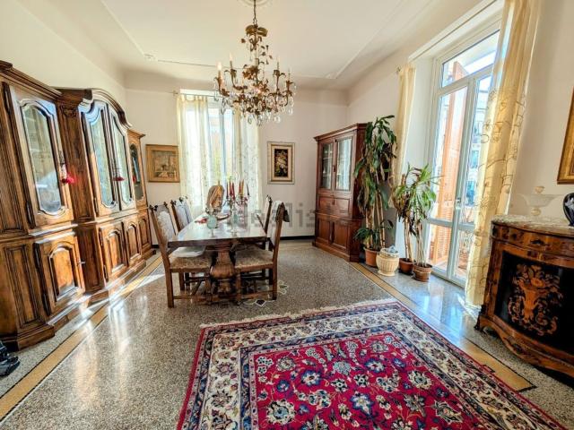 Appartamento in vendita di 182 m² in Via IV Novembre