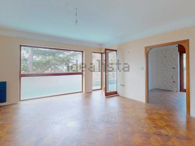 Appartamento in vendita di 182 m² in Via Tolmezzo, 11