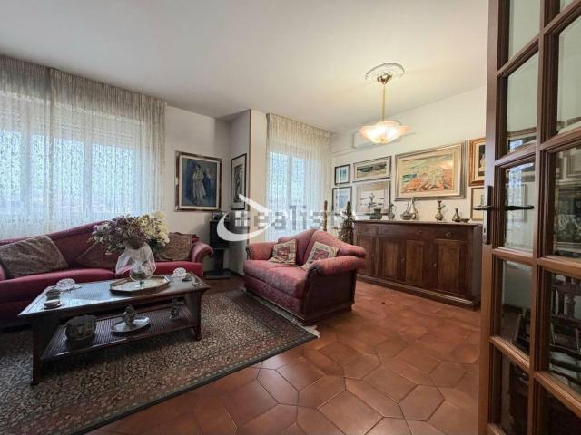 Appartamento in vendita di 184 m² in Via Monsignor Giuseppe Cogoni, 2