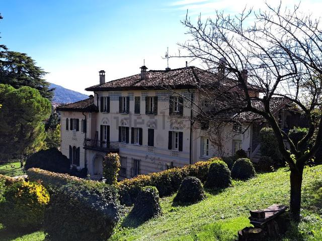 Appartamento in vendita di 184 m² in Via Torricella di Sotto