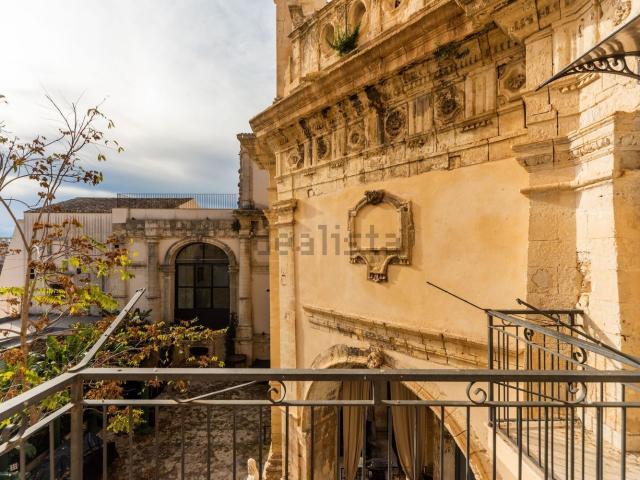 Appartamento in vendita di 185 m² in Via Camillo Benso Conte di Cavour, 33