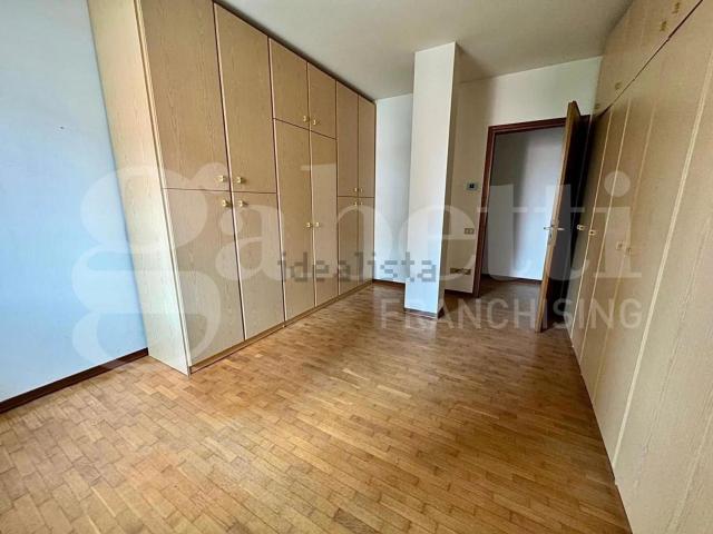 Appartamento in vendita di 185 m² in Via Abruzzo