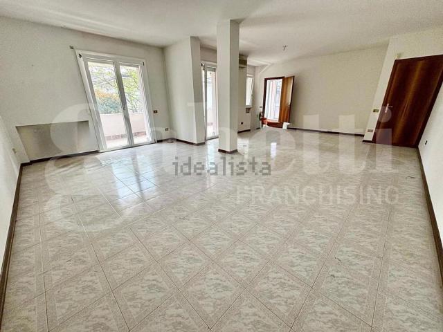 Appartamento in vendita di 185 m² in Via Abruzzo